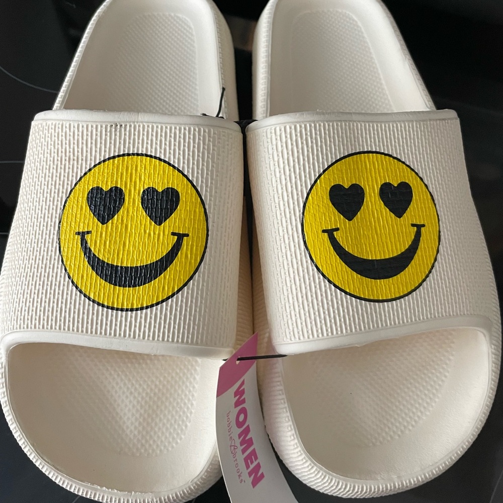NWT Solid Cloud Smiley Slide On Sandals Sz 7/8